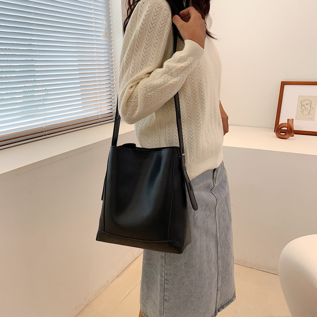 Minimalistic smooth PU leather bucket bag (2-in-1 set)