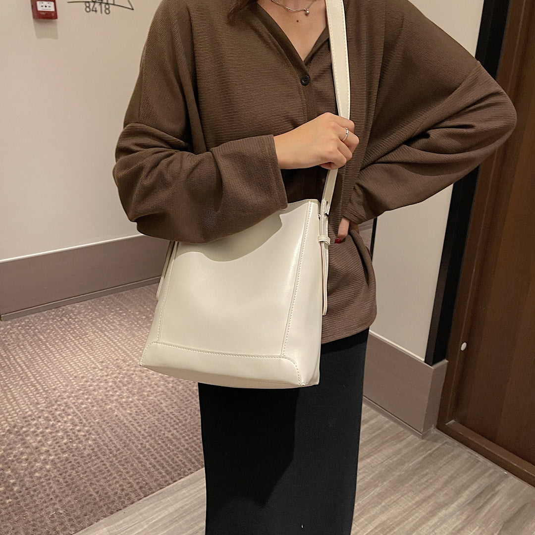 Minimalistic smooth PU leather bucket bag (2-in-1 set)