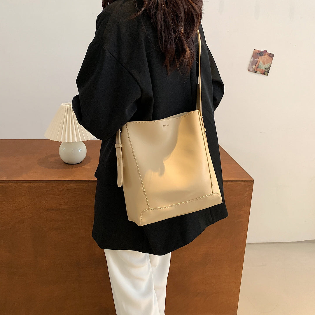 Minimalistic smooth PU leather bucket bag (2-in-1 set)