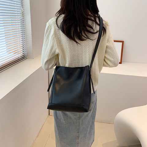Minimalistic smooth PU leather bucket bag (2-in-1 set)