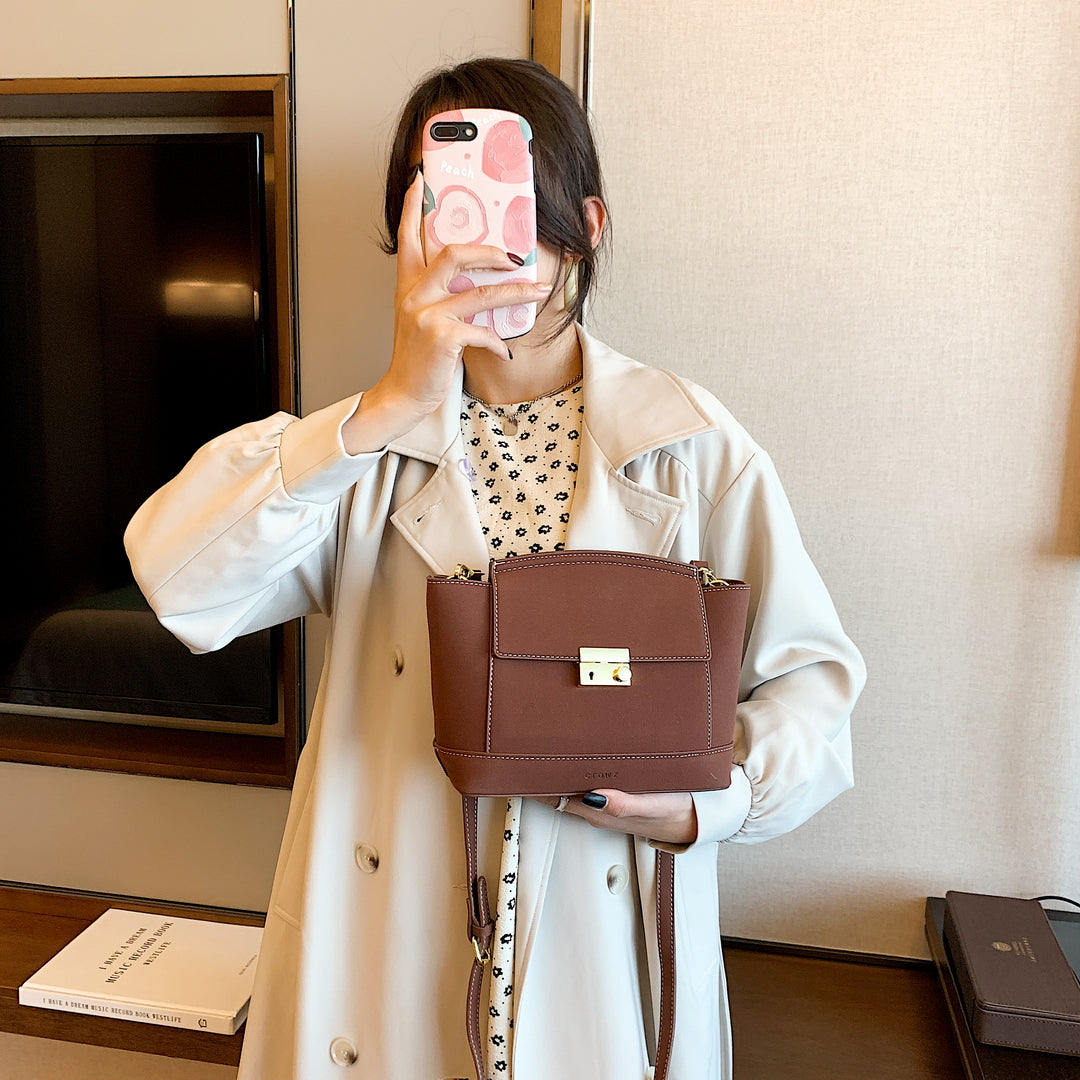現代感金屬扣翻蓋人造磨沙面革斜背包