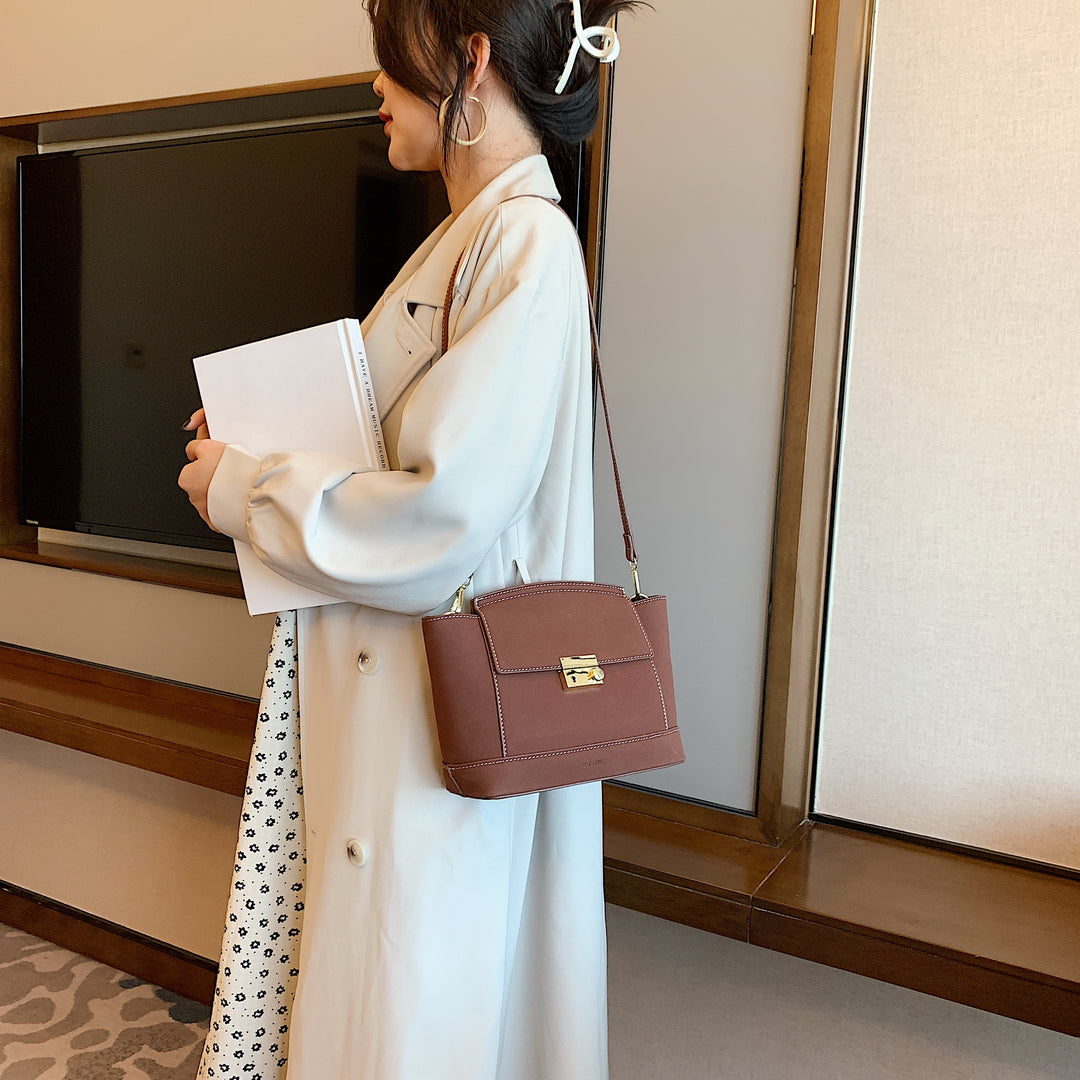 現代感金屬扣翻蓋人造磨沙面革斜背包