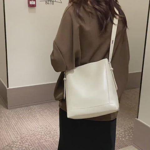 Minimalistic smooth PU leather bucket bag (2-in-1 set)
