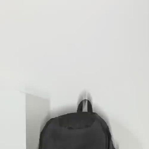 黑色尼龍夾扣帶設計大容量後背包