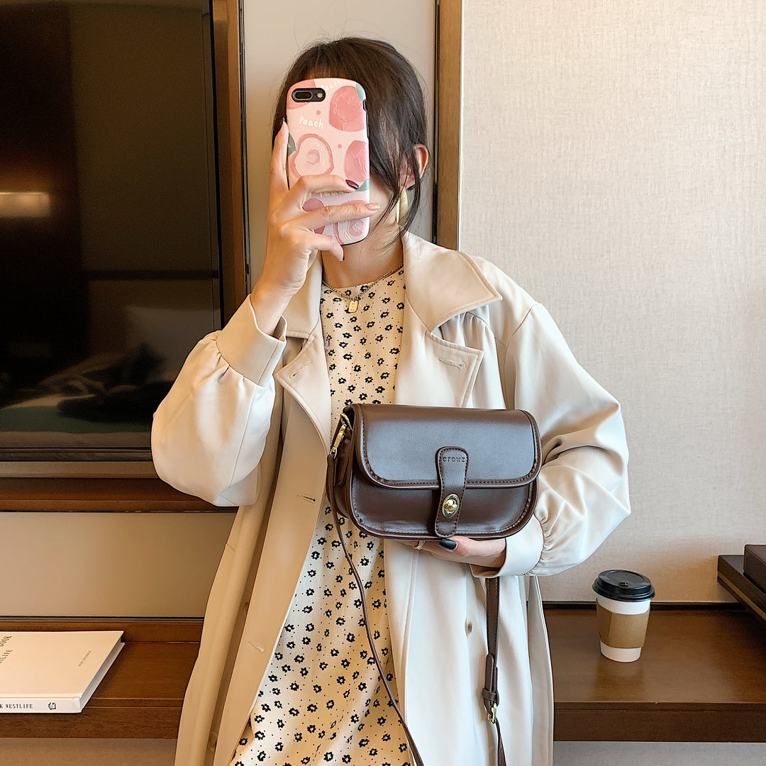 Metal turn-lock strap saddle style PU leather crossbody bag