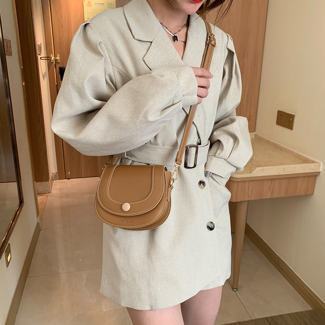 併色圓釘線條感翻蓋斜背馬𩣑包