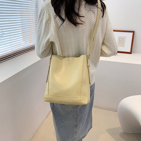 Minimalistic smooth PU leather bucket bag (2-in-1 set)
