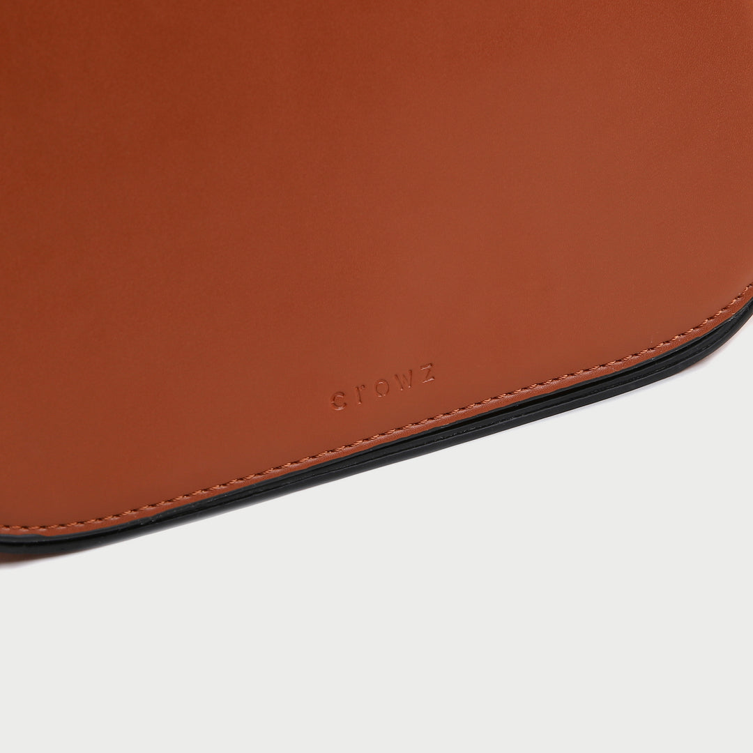 Minimalistic flap-style PU leather crossbody bag (With an optional strap)