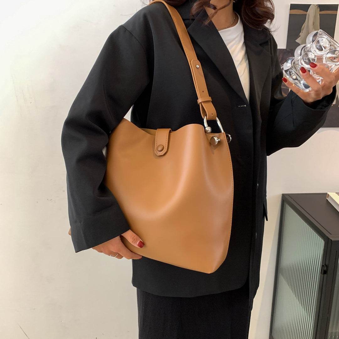 Timeless spacious PU leather shoulder bag