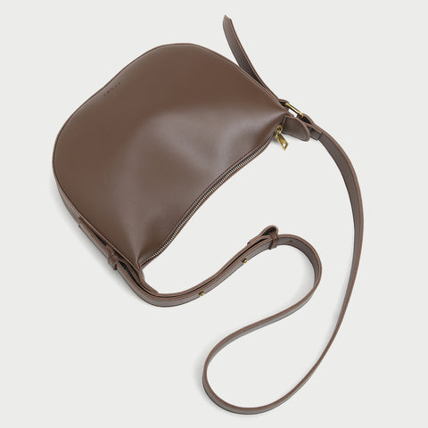 Minimalistic zipped PU leather shoulder bag